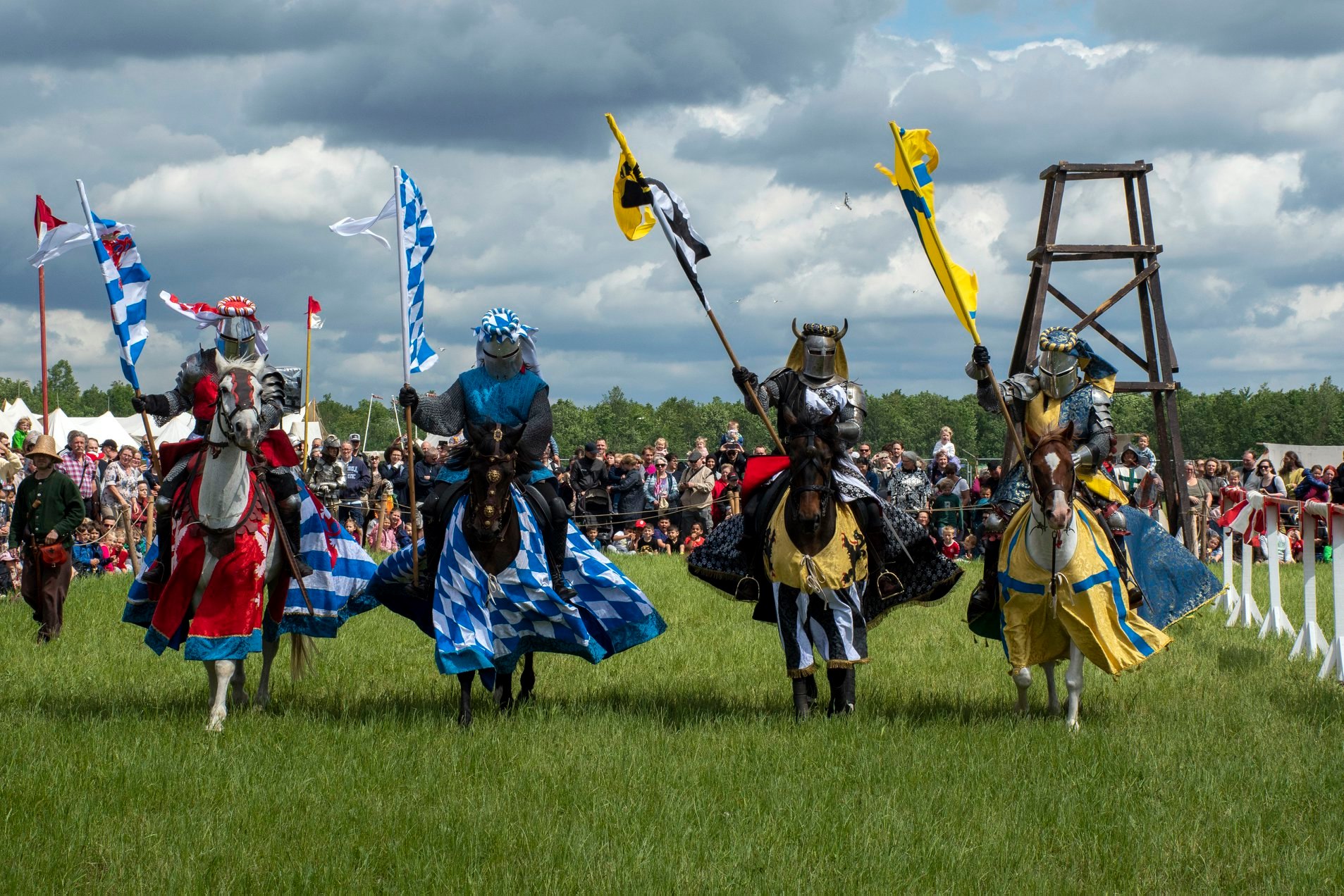 Københavns Historiske Marked - riddere og flag ved Valbyparken